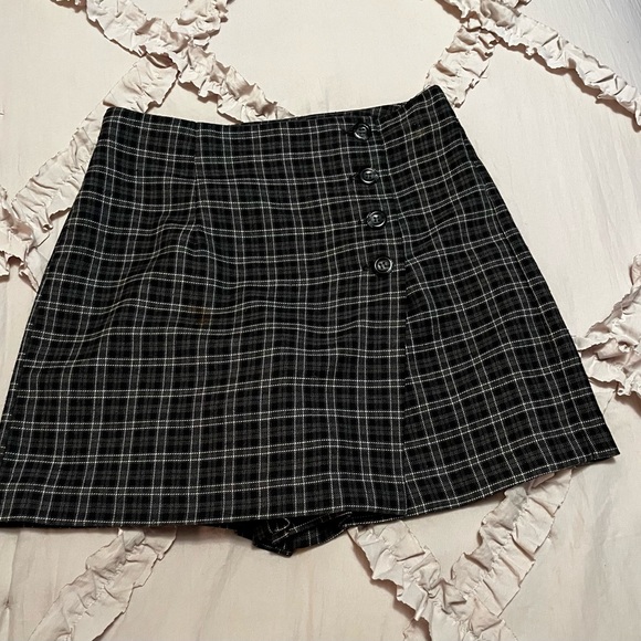 Tracy Evans Dresses & Skirts - Tracy Evans/women’s Black and White Plaid Skirt/Shorts size 5
